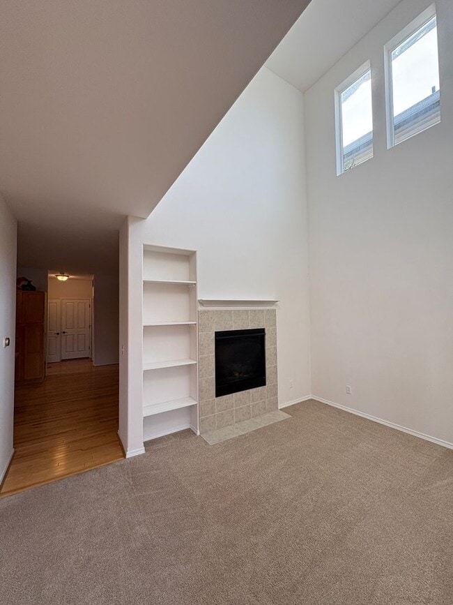 Building Photo - Available now- Beautiful like-new rental i...