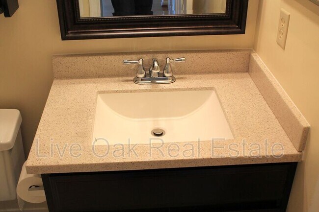 Building Photo - 514 24th St