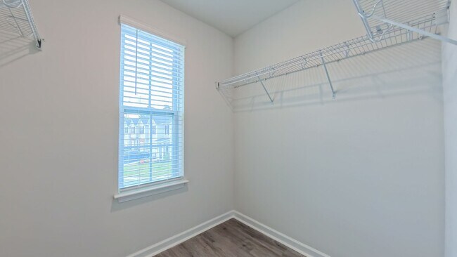 Building Photo - Spacious Townhome!