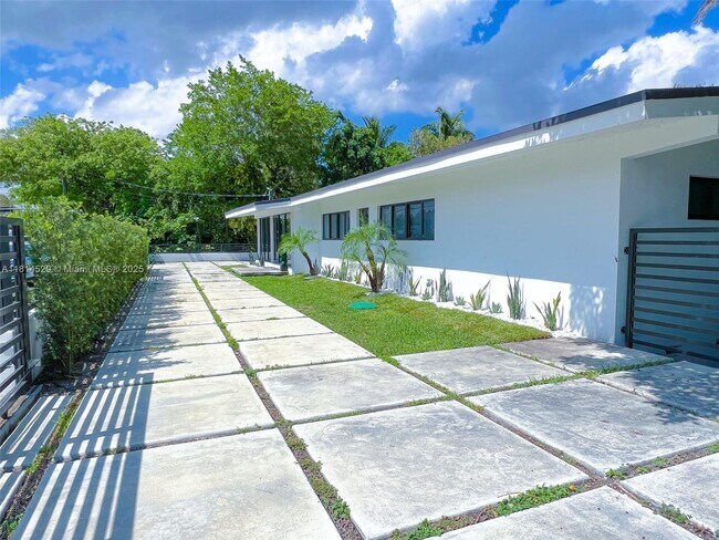 Building Photo - 6025 SW 72nd Ave