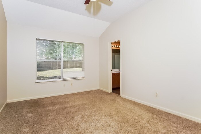 Building Photo - 214 Deer Bridge Dr