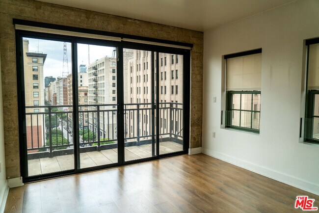 Building Photo - 416 S Spring St