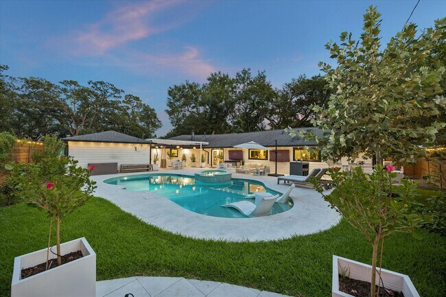 Building Photo - 8518 Westview Dr