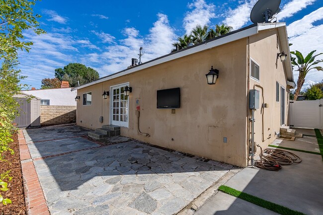 Building Photo - A Stunning 3 bed in Woodland Hills