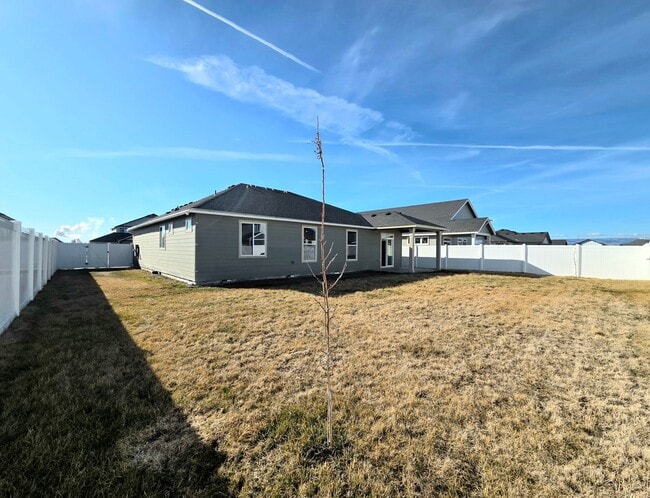 Building Photo - Beautiful Newer Build **Single Level** 4 Bedroom, 2 Bath House for Rent in Quincy!