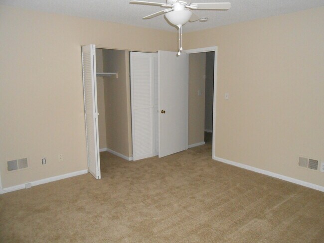 Building Photo - 3 Bedroom Townhome Close to Guilford College