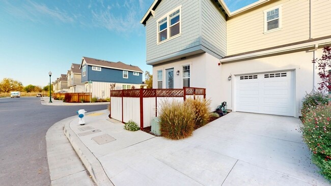 Building Photo - Beautiful 3 Bedroom 3 Full bath with 1 Car...