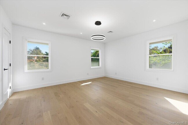 Building Photo - 559 Linda Ln