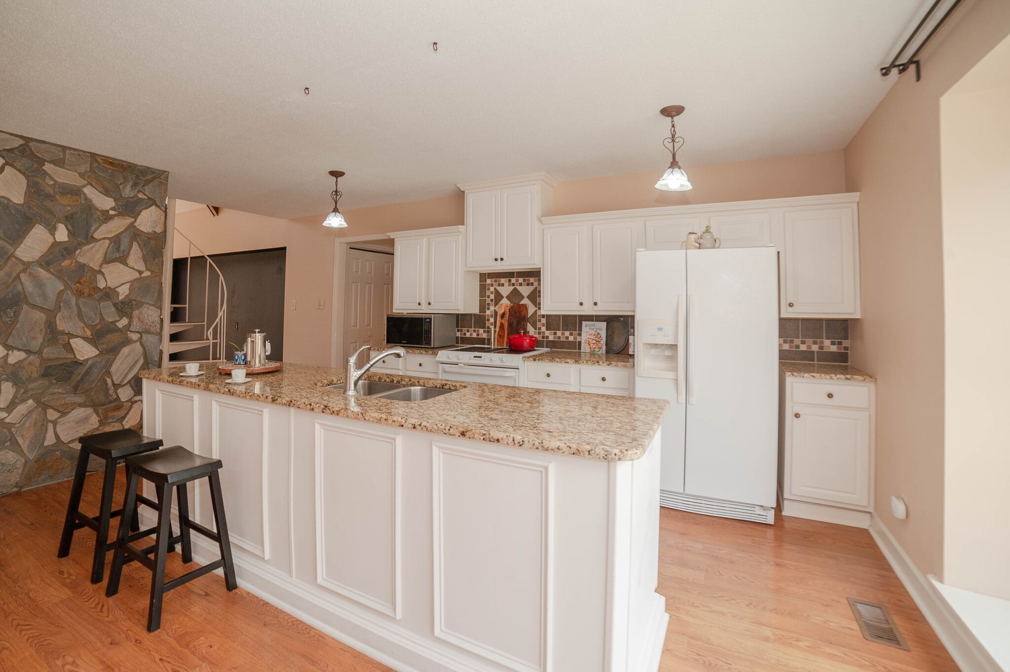 Well-equipped layout with plenty of storage and prep space. - 6812 Uppingham Rd