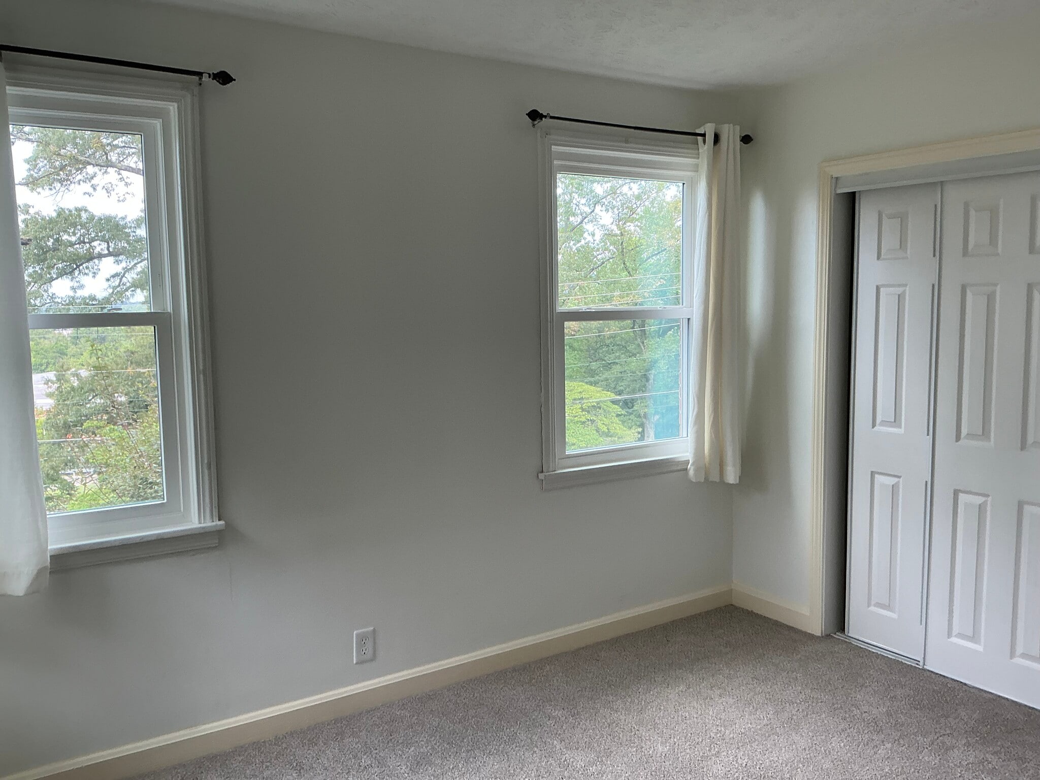 Building Photo - 722 Forest Dr