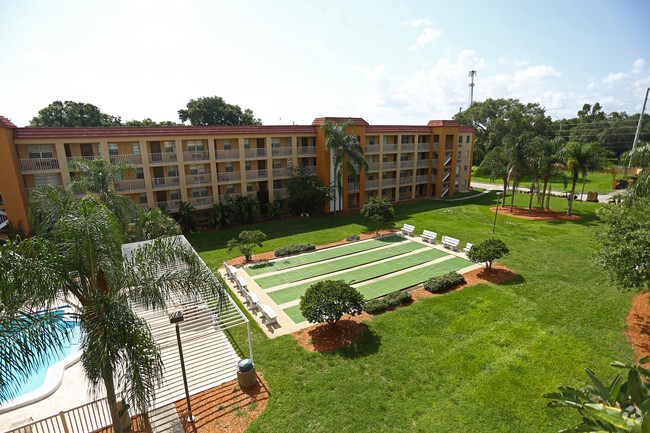 Courtyard - Griffin Park Apartments