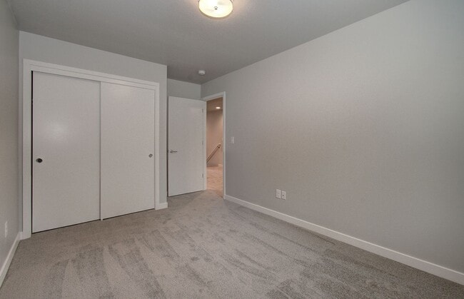 Building Photo - Beautiful Townhouse with Easy Access to Ev...
