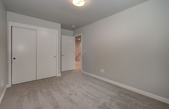 Building Photo - Beautiful Townhouse with Easy Access to Everything!