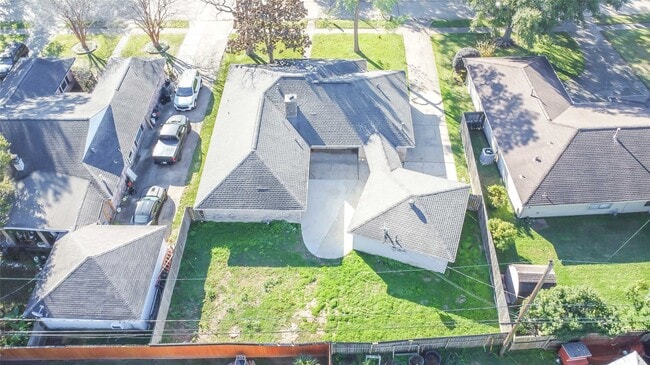 Building Photo - 703 Bayview Dr