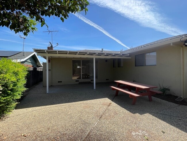 Building Photo - Beautifully Remodeled 3BR/2BA Home with Modern Finishes