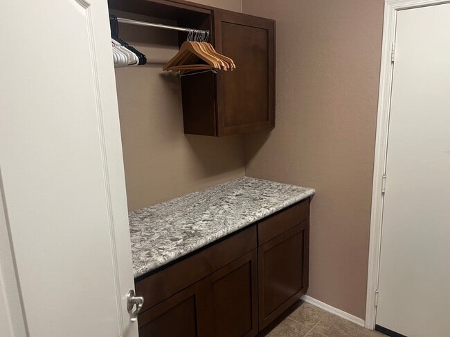 Building Photo - 16412 W Hope Dr