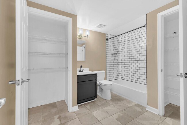 Building Photo - Large, Luxurious 2 Bedroom 2 Bath at Parkside at Alexandria