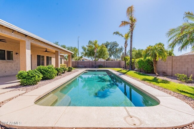 Building Photo - 1245 E San Carlos Way