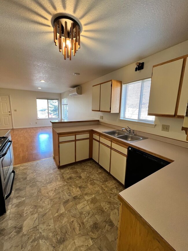 Building Photo - Three Bedroom House on Bend's West Side with RV Parking