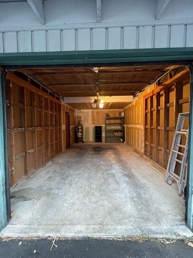 Building Photo - Charming 2-Bedroom Tukwila Townhome with Garage, Parking, Stainless Steel Appliances & Fireplace ...