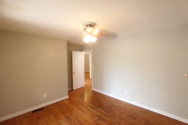 Building Photo - 3 Bedroom, 1 Bath!  New on the Market and ...