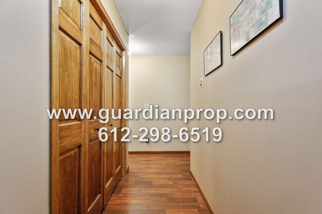 Building Photo - Top Floor Condo Available September 1 in H...