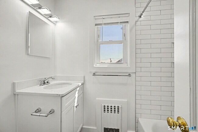Building Photo - 15 Whitmore Ln