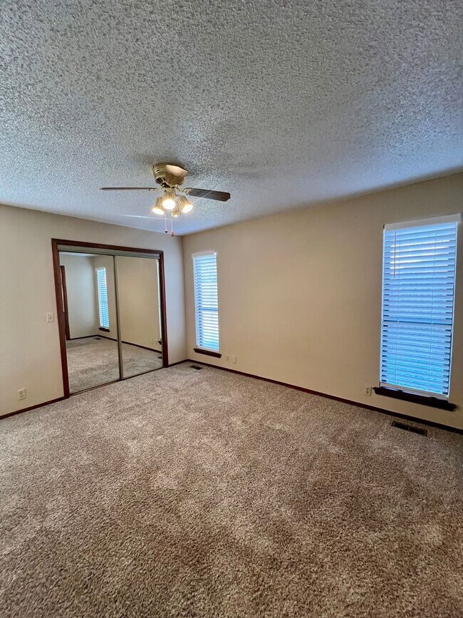 Building Photo - Cozy Rental in NW OKC!