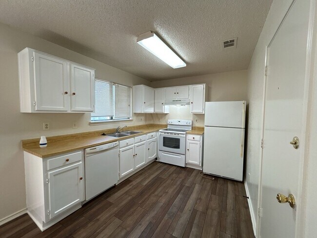 Building Photo - 3806 London Ln