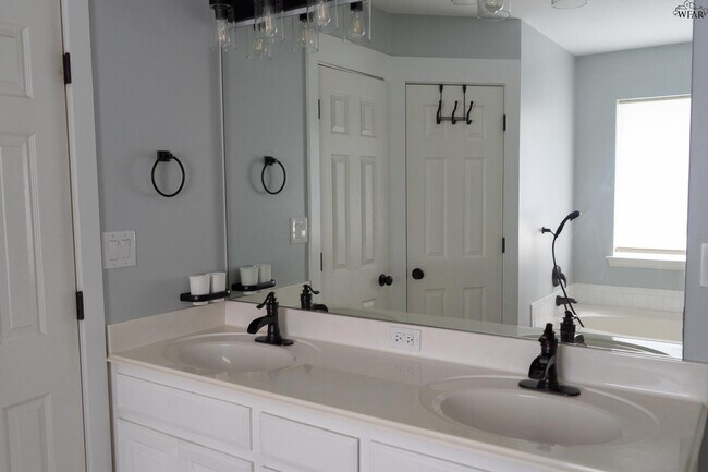 Building Photo - 5 Libby Ct