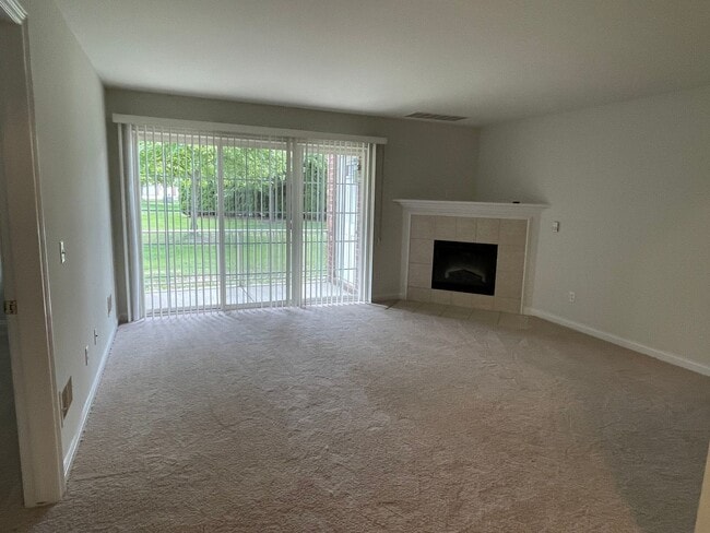 Building Photo - Shelby Twp 2-bedroom, 2-bath condo-style, private patio, 1st floor unit