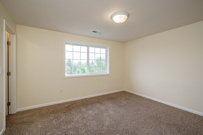 Building Photo - 4 Bedroom 2.5 Bath with Fenced Backyard in Camas School District