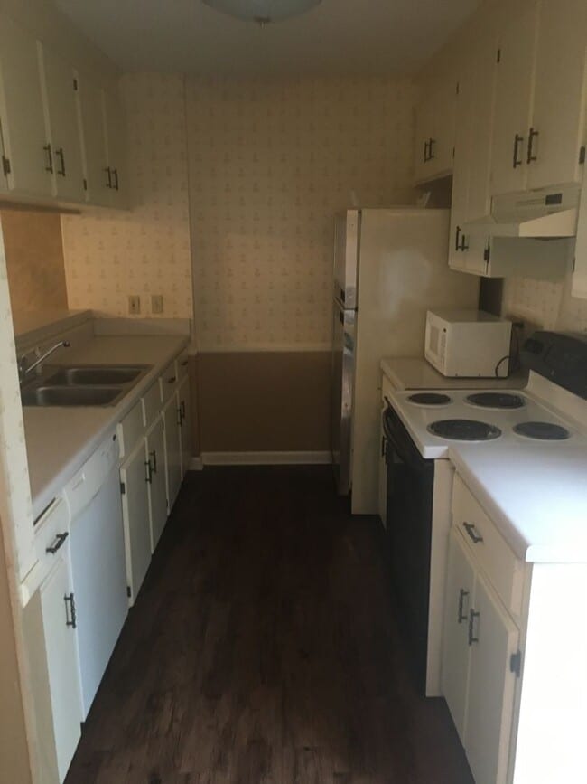 Building Photo - 2 BR 1.5 bath townhouse