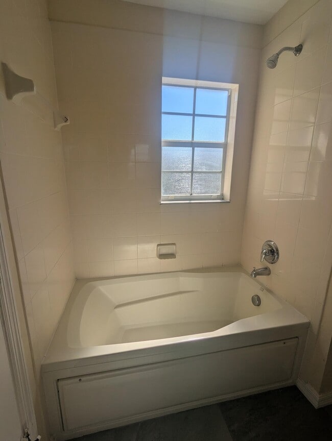 Building Photo - 2141 SE Fern Park Dr