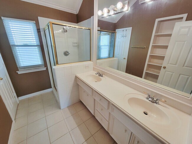 Building Photo - Great opportunity to lease a wonderful town home in the Montrose /Midtown location and within eas...