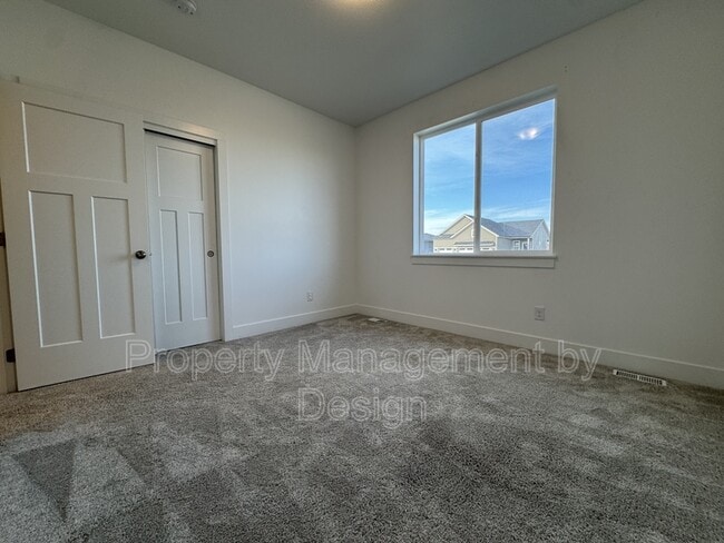 Building Photo - 835 SE Booth Ave