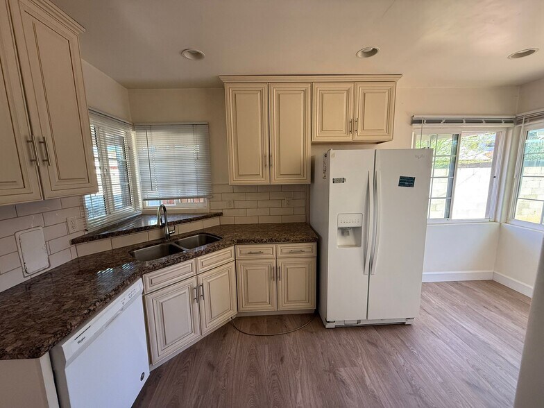 Building Photo - 340 E Virginia Cir