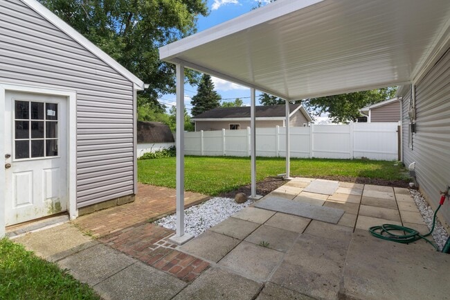 Building Photo - 261 Sunset Dr S