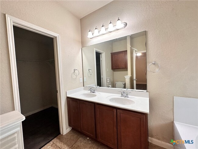 Building Photo - 2020 Meadow View Dr
