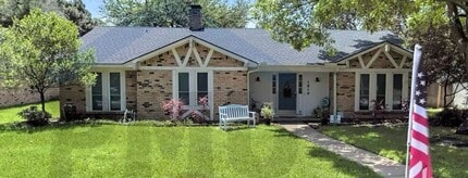 Building Photo - AVAILABLE NOW!!! Beautiful 4-bedroom, 2.5-bath home in the heart of Richardson
