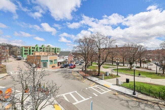 Building Photo - 734 South St