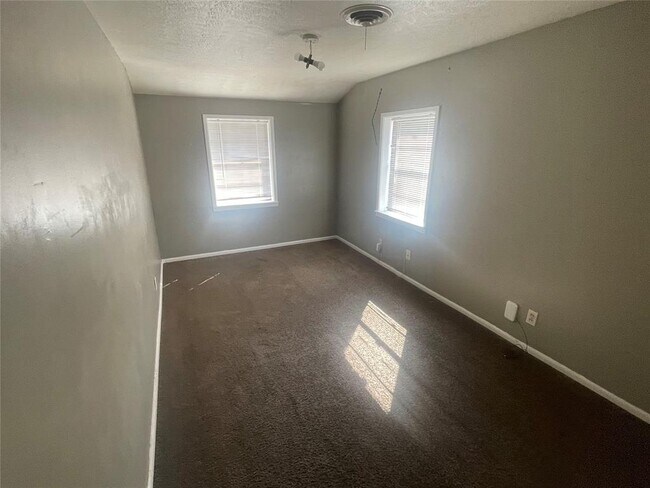 Building Photo - 909 Court Ave