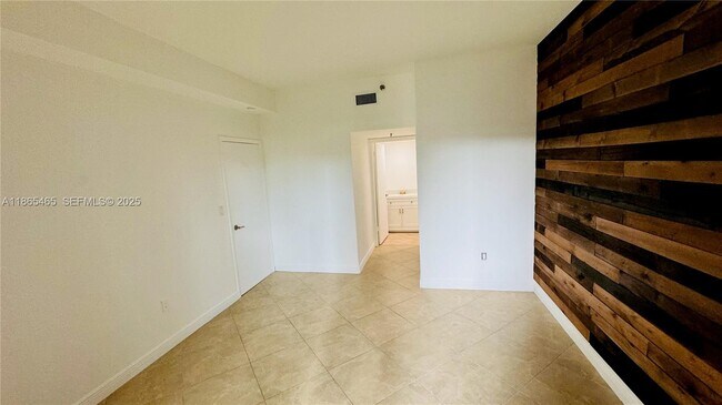 Building Photo - 540 Brickell Key Dr