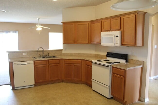 Building Photo - Spacious 3/2 Home in Sunny Hills w/ 2-Car Garage