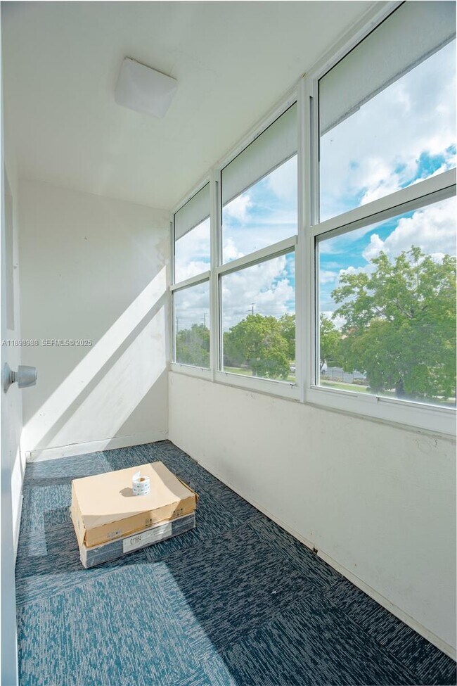 Building Photo - 120 Royal Palm Rd