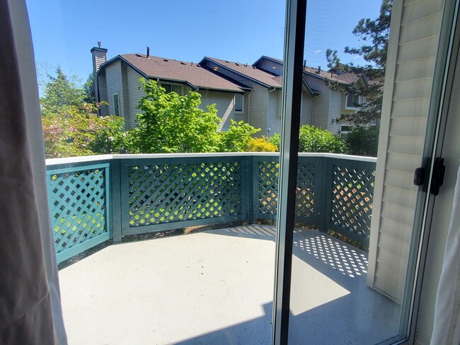 Building Photo - Issaquah Location With Peek-a-Boo Views