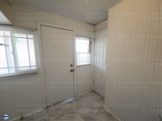 Building Photo - Move in ready. 3 bedrooms/ 1.5 bath, yard,...