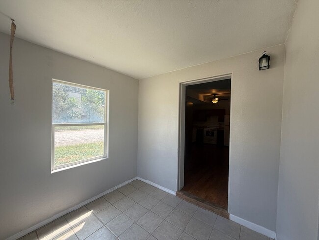 Building Photo - Two bedroom, One bathroom, Pet friendly ho...
