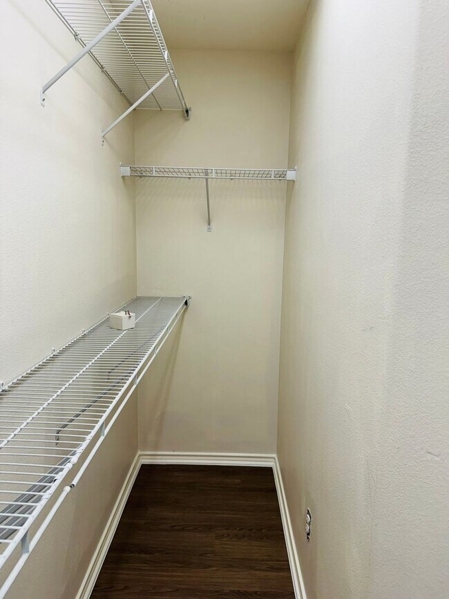 Building Photo - 3 Bedroom/2.5 Bath Springwood Subdivision