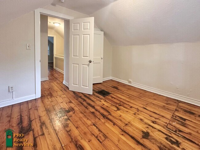 Building Photo - 4 Bedroom Home Close to Theodore Wirth Park